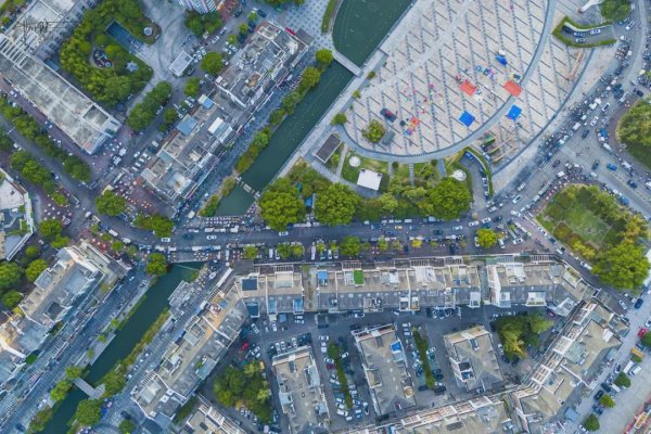 配资炒股平台 每当夜幕降临，一半天台人好像都在新城广场，这里的夜市太热闹了